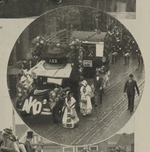 300275 Afbeelding van een groep in de historische verkeersoptocht ter gelegenheid van de viering van het 100-jarig ...